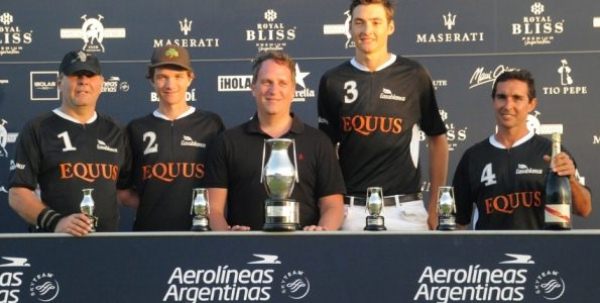 Foto vencedores categoría plata mediano - Equus Polo Team: Peter Silling, Rosendo Torreguitar, Tommy Beresford y Alejandro Muzzioo